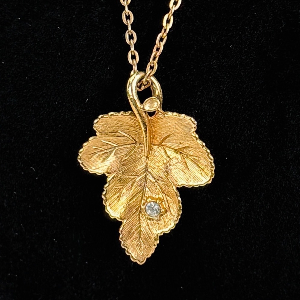 Vintage, goldtone, etched textured leaf pendant necklace